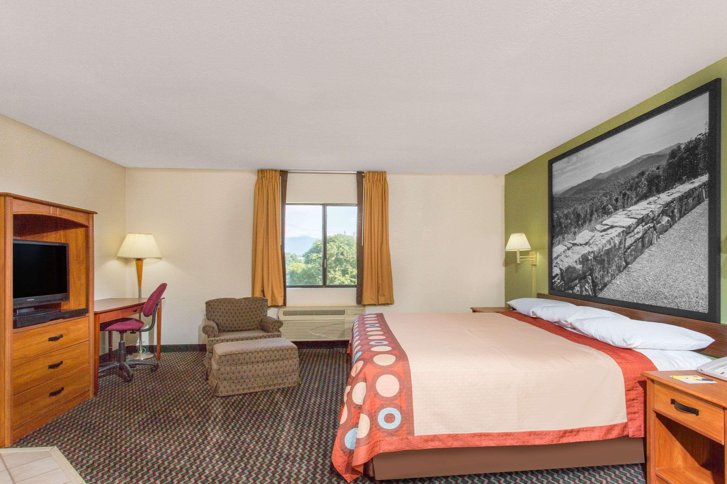 Super 8 by Wyndham Bedford Hotel Eksteriør billede