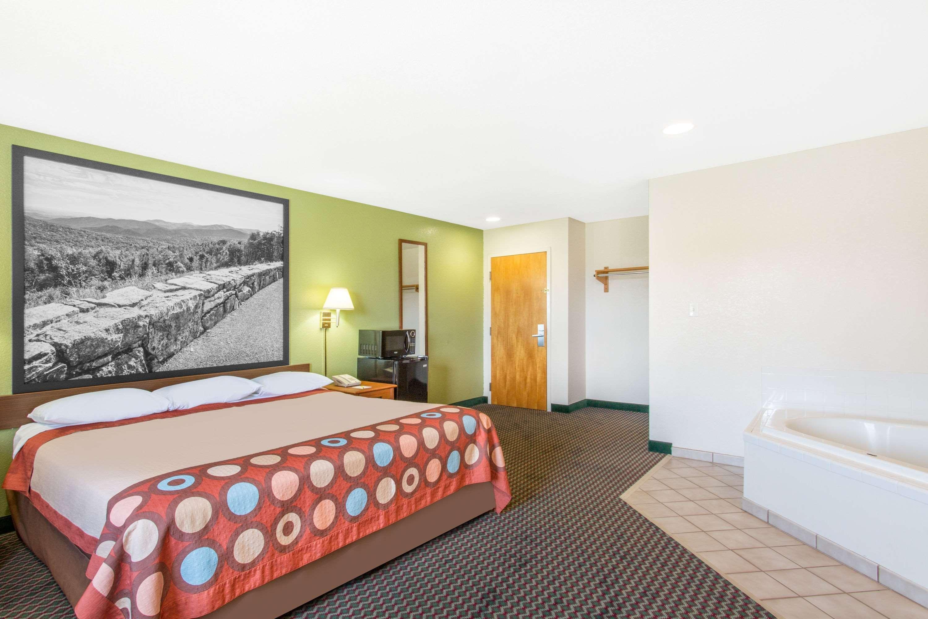 Super 8 by Wyndham Bedford Hotel Eksteriør billede