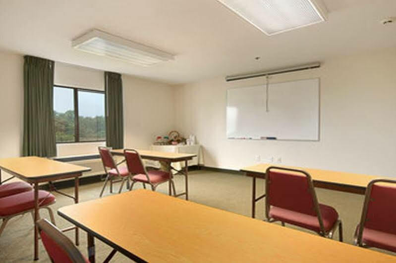 Super 8 by Wyndham Bedford Hotel Faciliteter billede