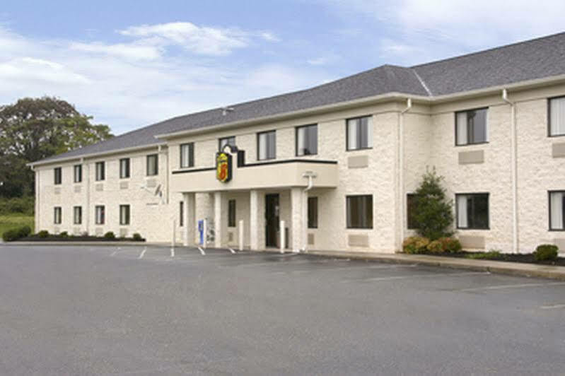 Super 8 by Wyndham Bedford Hotel Eksteriør billede